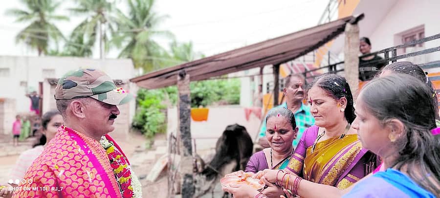 ಮುನಿರಾಬಾದ್ನ ಹೊಸಹಳ್ಳಿ ಗ್ರಾಮದಲ್ಲಿ ಗುರುರಾಜ ದೇಶಪಾಂಡೆ ಅವರನ್ನು ಆರತಿ ಬೆಳಗಿ ಸ್ವಾಗತಿಸಲಾಯಿತು