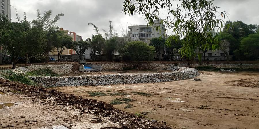 ದೊಡ್ಡಕಲ್ಲಸಂದ್ರ ಕೆರೆಯನ್ನು ಸೇರುವ ಮಳೆ ನೀರಿನಿಂದ ಹೂಳು, ಕಸ ಕಶ್ಮಲ ಬೇರ್ಪಡಿಸುವ ಕೊಳ