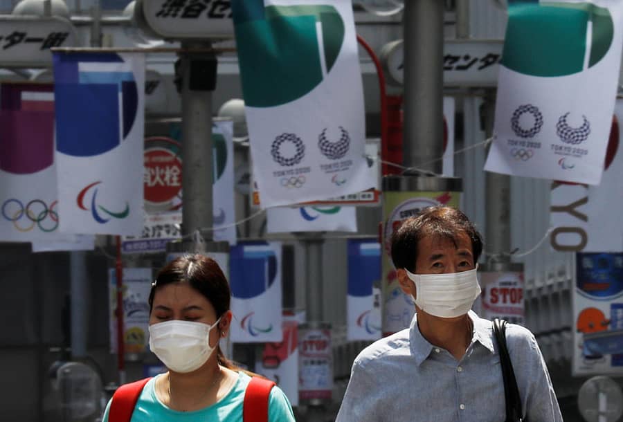 ಟೋಕಿಯೊ ಬೀದಿಗಳಲ್ಲಿ ಮಾಸ್ಕ್‌ ಧರಿಸಿ ಓಡಾಡುತ್ತಿರುವ ಪಾದಚಾರಿಗಳು