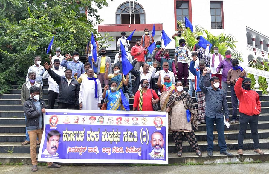 ಶಿವಮೊಗ್ಗದಲ್ಲಿ ಸೋಮವಾರ ಕರ್ನಾಟಕ ದಲಿತ ಸಂಘರ್ಷ ಸಮಿತಿ ಕಾರ್ಯಕರ್ತರು ಪರಿಶಿಷ್ಟರಿಗೆ   ಮೀಸಲಿಟ್ಟಿದ್ದ ಅನುದಾನ ಬೇರೆ ಅಭಿವೃದ್ಧಿ ಕಾರ್ಯಗಳಿಗೆ ಬಳಸಿರುವ ಧೋರಣೆ ಖಂಡಿಸಿ ಪ್ರತಿಭಟನೆ ನಡೆಸಿದರು.