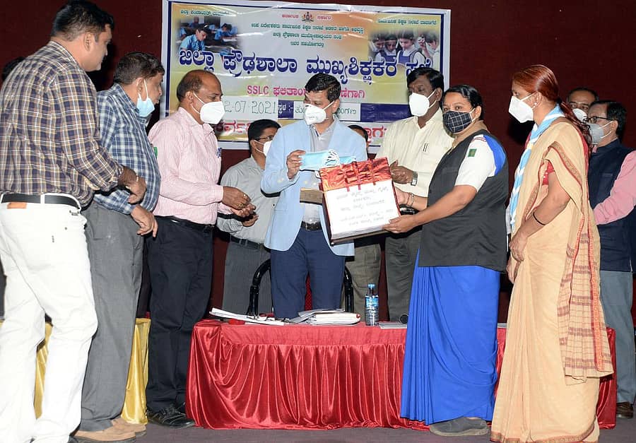 ದಾವಣಗೆರೆಯ ಜಿಲ್ಲಾಧಿಕಾರಿ ಕಚೇರಿಯಲ್ಲಿ ಸೋಮವಾರ ನಡೆದ ಪೂರ್ವಭಾವಿ ಸಭೆಯಲ್ಲಿ ಎಸ್ಸೆಸ್ಸೆಲ್ಸಿ ಪರೀಕ್ಷೆ ಬರೆಯುವ ವಿದ್ಯಾರ್ಥಿಗಳಿಗಾಗಿ ಸ್ಕೌಟ್ಸ್ ಅಂಡ್ ಗೈಡ್ಸ್‌ವತಿಯಿಂದ ಮಾಸ್ಕ್‌ಗಳನ್ನು ನೀಡಲಾಯಿತು. ಜಿಲ್ಲಾಧಿಕಾರಿ ಮಹಾಂತೇಶ ಬೀಳಗಿ, ಸಿಇಒ ಡಾ. ವಿಜಯ ಮಹಾಂತೇಶ ದಾನಮ್ಮನವರ, ಡಿಡಿಪಿಐ ಪರಮೇಶ್ವರಪ್ಪ, ಡಯಟ್ ಪ್ರಾಂಶುಪಾಲ ಎಚ್.ಕೆ. ಲಿಂಗರಾಜ ಇದ್ದರು. –ಪ್ರಜಾವಾಣಿ ಚಿತ್ರ