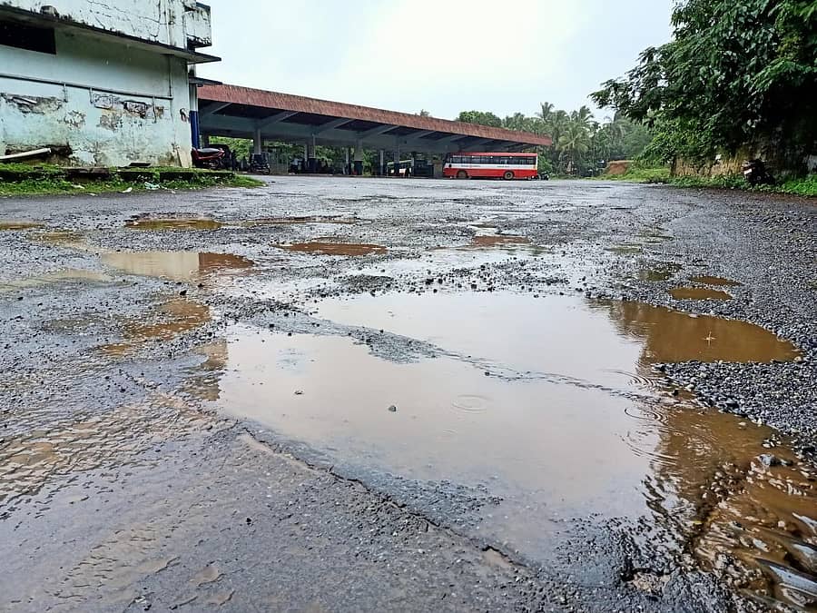 ಶಿರಸಿ ನಗರದ ಹೊಸ ಬಸ್ ನಿಲ್ದಾಣದ ಆವರಣದಲ್ಲಿ ಬಿದ್ದ ದೊಡ್ಡ ಗಾತ್ರದ ಹೊಂಡಗಳಲ್ಲಿ ಮಳೆನೀರು ತುಂಬಿಕೊಂಡಿರುವುದು