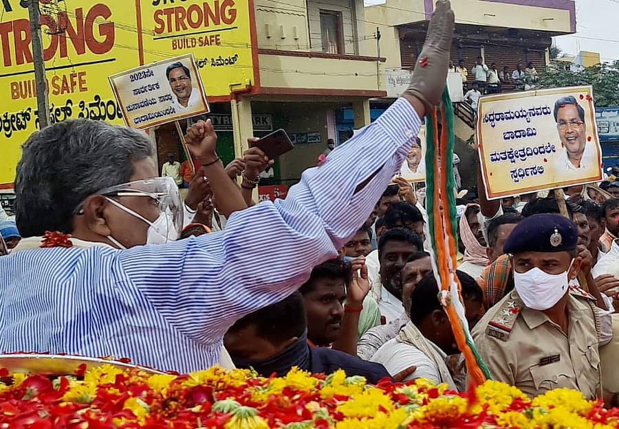 ಬಾದಾಮಿ ತಾಲ್ಲೂಕಿನ ಕುಳಗೇರಿ ಕ್ರಾಸ್‌ನಲ್ಲಿ ಸೋಮವಾರ ವಿಧಾನಸಭೆ ವಿರೋಧ ಪಕ್ಷದ ನಾಯಕ ಸಿದ್ದರಾಮಯ್ಯ ತಮ್ಮನ್ನು ಸ್ವಾಗತಿಸಲು ಬಂದಿದ್ದ ಬೆಂಬಲಿಗರತ್ತ ಕೈ ಬೀಸಿದರು