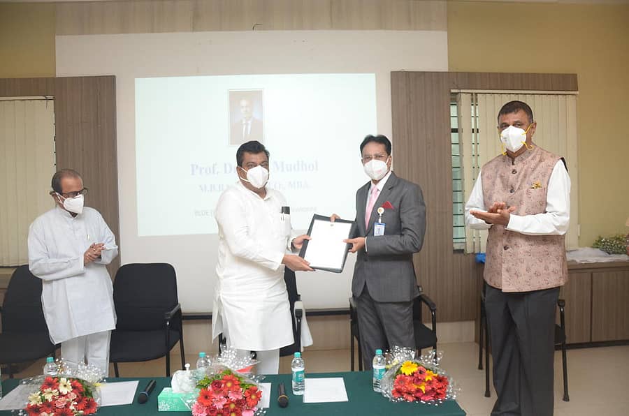 ವಿಜಯಪುರ ನಗರದ ಬಿ.ಎಲ್.ಡಿ.ಇ ವಿಶ್ವವಿದ್ಯಾಲಯದ ನೂತನ ಉಪಕುಲಪತಿಯಾಗಿ ಡಾ.ಆರ್.ಎಸ್.ಮುಧೋಳ ಅವರು ಕುಲಪತಿಯಾಗಿರುವ ಶಾಸಕ ಡಾ.ಎಂ.ಬಿ.ಪಾಟೀಲ್ ಅವರಿಂದ ಸೋಮವಾರ ಅಧಿಕಾರ ಸ್ವೀಕರಿಸಿದರು