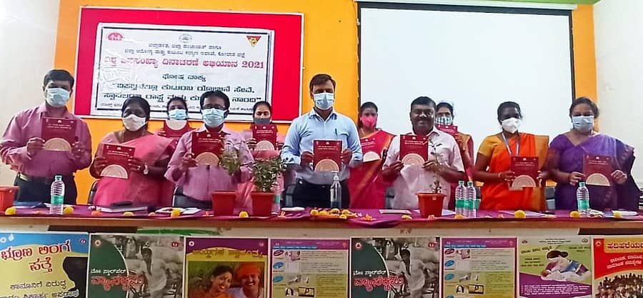 ಕೋಲಾರದಲ್ಲಿ ಸೋಮವಾರ ವಿಶ್ವ ಜನಸಂಖ್ಯೆ ನಿಯಂತ್ರಣ ದಿನಾಚರಣೆಯಲ್ಲಿ ಜಿಲ್ಲಾಧಿಕಾರಿ ಆರ್.ಸೆಲ್ವಮಣಿ ಹಾಗೂ ಅಧಿಕಾರಿಗಳು ಜನಸಂಖ್ಯೆ ನಿಯಂತ್ರಣಕ್ಕೆ ಸಂಬಂಧಿಸಿದ ಜಾಗೃತಿಯ ಕರಪತ್ರ ಬಿಡುಗಡೆ ಮಾಡಿದರು