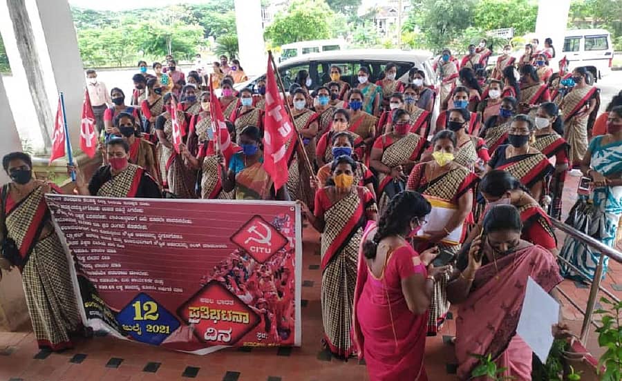 ಹಲವು ಬೇಡಿಕೆಗಳ ಈಡೇರಿಕೆಗೆ ಒತ್ತಾಯಿಸಿ ಅಂಗನವಾಡಿ ಕಾರ್ಯಕರ್ತೆಯರು ಹಾಗೂ ಸಹಾಯಕಿಯರು ಸೋಮವಾರ ಜಿಲ್ಲಾಧಿಕಾರಿ ಕಚೇರಿ ಎದುರು ಪ್ರತಿಭಟನೆ ನಡೆಸಿದರು.