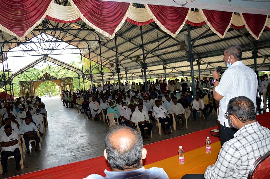 ಗೋಕಾಕದಲ್ಲಿ ಸೋಮವಾರ ನಡೆದ ಘಟಪ್ರಭಾ ಸಹಕಾರಿ ಸಕ್ಕರೆ ಕಾರ್ಖಾನೆಗೆ ಕಬ್ಬು ಸಾಗಿಸುವ ಟ್ರ್ಯಾಕ್ಟರ್ ಮಾಲೀಕರು ಹಾಗೂ ಮಕ್ತೆದಾರರ ಜಂಟಿ ಸಭೆಯಲ್ಲಿ ಅರಭಾವಿ ಶಾಸಕ ಬಾಲಚಂದ್ರ ಜಾರಕಿಹೊಳಿ ಮಾತನಾಡಿದರು