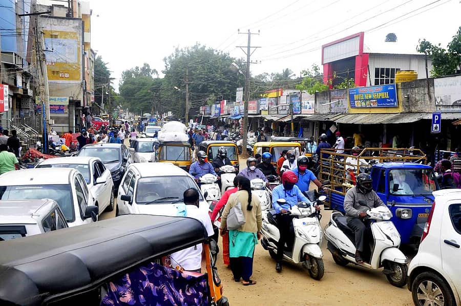 ಹಾಸನದ ಕಸ್ತೂರಬಾ ರಸ್ತೆಯಲ್ಲಿ ವಾಹನ ದಟ್ಟಣೆ ಕಂಡು ಬಂತು.