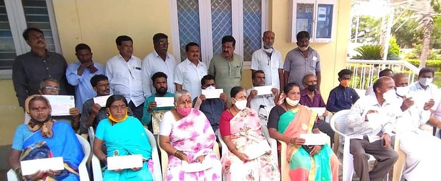 ಶಾಸಕ ಕೆ.ಶ್ರೀನಿವಾಸಗೌಡ ಕೋಲಾರದಲ್ಲಿ ಸೋಮವಾರ ಬಡ ರೋಗಿಗಳ ಚಿಕಿತ್ಸೆಗೆ ಇಫ್ಕೋ ಕಿಸಾನ್ ಸೇವಾ ಟ್ರಸ್ಟ್ ವತಿಯಿಂದ ಹಣಕಾಸು ನೆರವಿನ ಚೆಕ್ ವಿತರಿಸಿದರು