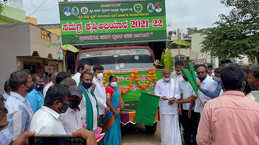 ಶಾಸಕ ಜಿ.ಟಿ.ದೇವೇಗೌಡ ಕೃಷಿ ರಥಕ್ಕೆ ಸೋಮವಾರ ಚಾಲನೆ ನೀಡಿದರು