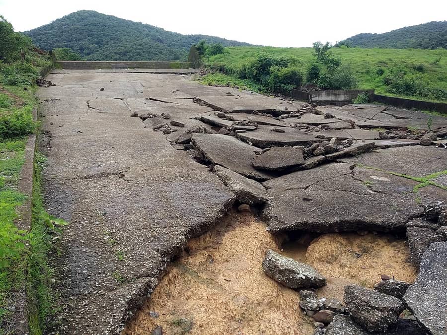 ಕಾರವಾರ ತಾಲ್ಲೂಕಿನ ಹಣಕೋಣ ಗ್ರಾಮದ ಭೀಮಕೋಲ್ ಕೆರೆಯ ಮುಂಭಾಗ ಅಳವಡಿಸಲಾಗಿರುವ ಕಾಂಕ್ರೀಟ್ ಹಾಸುಗಳು ಕಿತ್ತುಹೋಗಿರುವುದು
