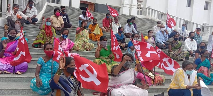 ಕೋವಿಡ್ ಪರಿಹಾರ ಪ್ಯಾಕೇಜ್ನ ಹಣ ಬಿಡುಗಡೆಗೆ ಒತ್ತಾಯಿಸಿ ಕಟ್ಟಡ ಕಾರ್ಮಿಕರ ಸಂಘದ ಸದಸ್ಯರು ಕೋಲಾರದಲ್ಲಿ ಸೋಮವಾರ ಜಿಲ್ಲಾಧಿಕಾರಿ ಕಚೇರಿ ಎದುರು ಪ್ರತಿಭಟನೆ ಮಾಡಿದರು