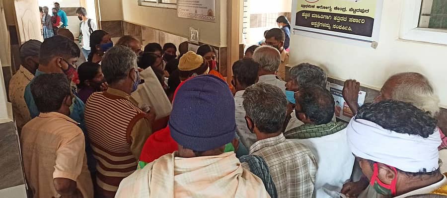 ಬೆಟ್ಟದಪುರದ ಪ್ರಾಥಮಿಕ ಆರೋಗ್ಯ ಕೇಂದ್ರದಲ್ಲಿ ಸೋಮವಾರ ಲಸಿಕೆ ಪಡೆಯಲು ಸಾರ್ವಜನಿಕರು ಮುಗಿಬಿದ್ದರುವ ದೃಶ್ಯ