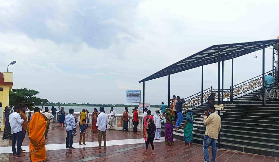 ಕೂಡಲಸಂಗಮದ ಬಸವಣ್ಣನ ಐಕ್ಯ ಸ್ಥಳದ ದರ್ಶನಕ್ಕೆ ತೆರಳಿದ ಪ್ರವಾಸಿಗರು