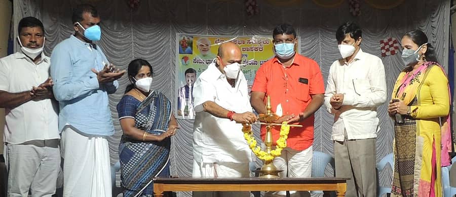 ಬೈಂದೂರು ವ್ಯಾಪ್ತಿಯ ಎಂಡೋಸಲ್ಫಾನ್ ಪೀಡಿತರಿಗಾಗಿ ಸೋಮವಾರ ಶಿರೂರಿನಲ್ಲಿ ಆರಂಭವಾದ ಕೋವಿಡ್ ಲಸಿಕೆ ಅಭಿಯಾನಕ್ಕೆ ಶಾಸಕ ಬಿ.ಎಂ. ಸುಕುಮಾರ ಶೆಟ್ಟಿ ಚಾಲನೆ ನೀಡಿದರು.