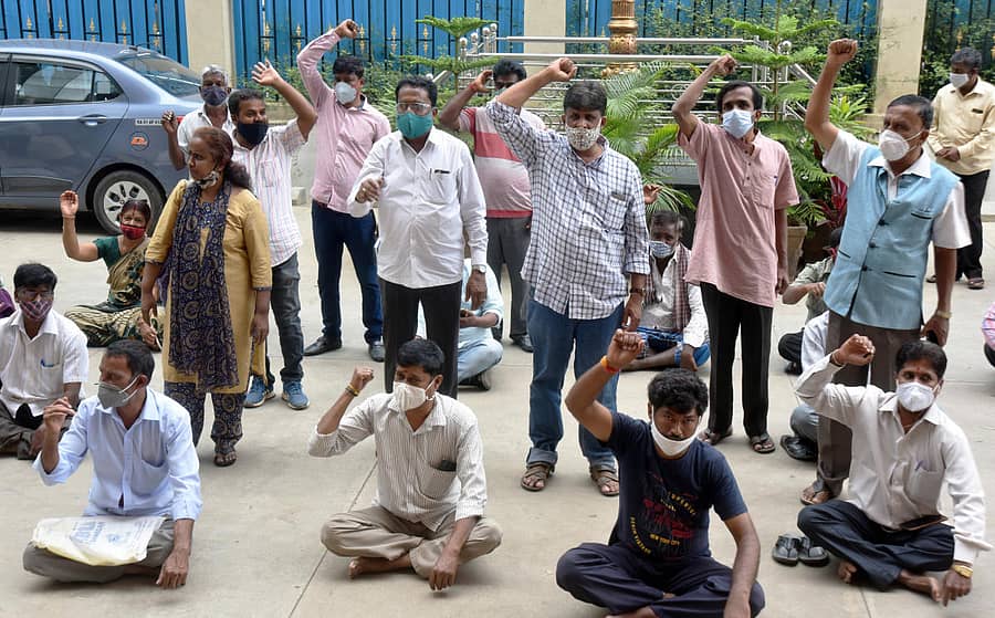 ವಿವಿಧ ಬೇಡಿಕೆ ಈಡೇರಿಕೆಗೆ ಒತ್ತಾಯಿಸಿ ಕಾರ್ಮಿಕರು ನಗರದಲ್ಲಿ ಸೋಮವಾರ ಪ್ರತಿಭಟನೆ ಮಾಡಿದರು (ಪ್ರಜಾವಾಣಿ ಚಿತ್ರ)