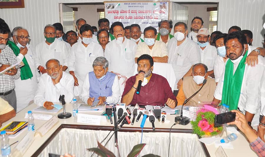 ಕೊಪ್ಪಳ ತಾಲ್ಲೂಕಿನ ಮುನಿರಾಬಾದ್ನ ತುಂಗಭದ್ರಾ ಜಲಾಶಯದ ಕಾಡಾ ಕಚೇರಿಯಲ್ಲಿ ಸೋಮವಾರ ನಡೆದ ನೀರಾವರಿ ಸಲಹಾ ಸಮಿತಿ ಸಭೆ ಅಧ್ಯಕ್ಷತೆ ವಹಿಸಿ ಸಚಿವ ಆನಂದ್ ಸಿಂಗ್ ಮಾತನಾಡಿದರು