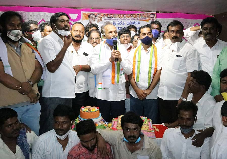 ಜಗಳೂರಿನಲ್ಲಿ ಸೋಮವಾರ ಕಾಂಗ್ರೆಸ್ ಹಮ್ಮಿಕೊಂಡಿದ್ದ ಜನ್ಮದಿನದ ಸಮಾರಂಭದಲ್ಲಿ ಮಾಜಿ ಶಾಸಕ ಎಚ್.ಪಿ. ರಾಜೇಶ್ ಮಾತನಾಡಿದರು