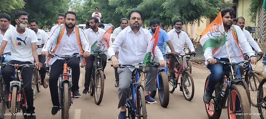 ಧುಮ್ಮನಸೂರ ಗ್ರಾಮದಿಂದ ಹುಮನಾಬಾದ್ವರೆಗೆ ಶಾಸಕ ರಾಜಶೇಖರ ಪಾಟೀಲ ಕಾರ್ಯಕರ್ತರೊಂದಿಗೆ ಸೈಕಲ್ ತುಳಿಯುವ ಮೂಲಕ ಪ್ರತಿಭಟನೆ ನಡೆಸಿದರು