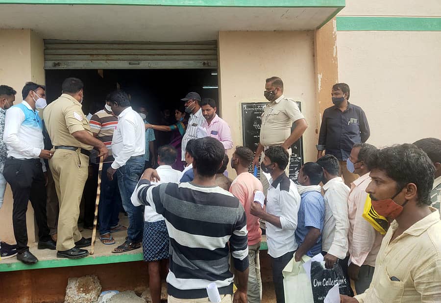 ಹರಿಹರದ ಎಪಿಎಂಸಿ ಆವರಣದಲ್ಲಿ ಕೋವಿಡ್ ನಿಯಮಗಳನ್ನು ಮೀರಿ ಕಿಟ್ ಪಡೆಯಲು ಮುಗಿಬಿದ್ದಿರುವ ಕಟ್ಟಡ ಕಾರ್ಮಿಕರು (ಎಡಚಿತ್ರ). ವಿತರಣಾ ಕೇಂದ್ರದ ಹಿಂಭಾಗದಲ್ಲಿ ಕೂಪನ್ಗಳನ್ನು ವಿತರಿಸುತ್ತಿರುವ ನಗರಸಭೆ ಸದಸ್ಯ.