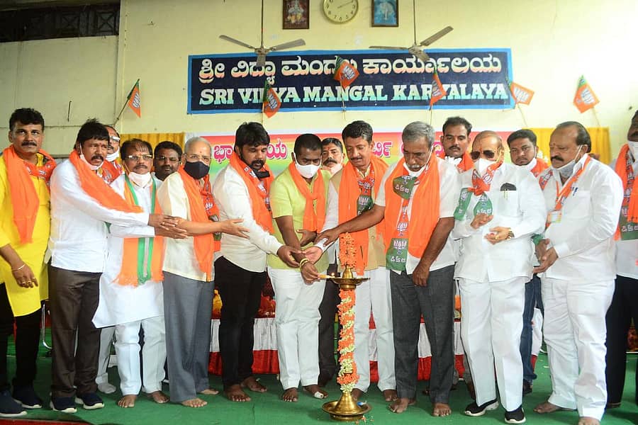 ಯಾದಗಿರಿಯಲ್ಲಿ ಸೋಮವಾರ ಹಮ್ಮಿಕೊಂಡಿದ್ದ ಜಿಲ್ಲಾ ಬಿಜೆಪಿ ಕಾರ್ಯಕಾರಿಣಿ ಸಭೆಯಲ್ಲಿ ಬಿಜೆಪಿ ಮುಖಂಡರು ಜ್ಯೋತಿ ಬೆಳಗಿಸುವ ಮೂಲಕ ಉದ್ಘಾಟಿಸಿದರು