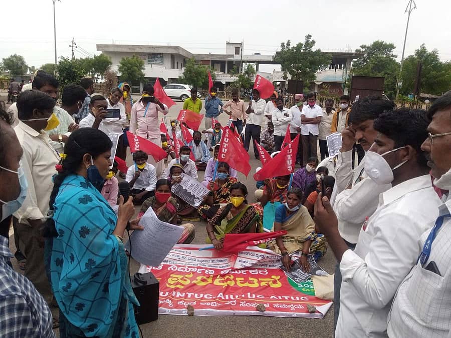 ಕೊಪ್ಪಳದ ಜಿಲ್ಲಾಧಿಕಾರಿ ಕಚೇರಿ ಎದುರು ವಿವಿಧ ಕಾರ್ಮಿಕ ಸಂಘಟನೆಗಳು ಪ್ರತಿಭಟನೆ ನಡೆಸಿ ಮನವಿ ಸಲ್ಲಿಸಿದರು