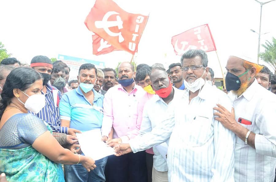 ಗದಗ ಜಿಲ್ಲಾ ಕಾರ್ಮಿಕ ಅಧಿಕಾರಿ ಸುಧಾ ಗರಗ ಅವರ ಮುಖಾಂತರ ಕಾರ್ಮಿಕ ಸಚಿವ ಶಿವರಾಮ ಹೆಬ್ಬಾರ ಹಾಗೂ ರಾಜ್ಯ ಕಟ್ಟಡ ಮತ್ತು ಇತರೆ ನಿರ್ಮಾಣ ಕಾರ್ಮಿಕರ ಕಲ್ಯಾಣ ಮಂಡಳಿಗೆ ಪ್ರತಿಭಟನಕಾರರು ಮನವಿಪತ್ರ ಸಲ್ಲಿಸಿದರು