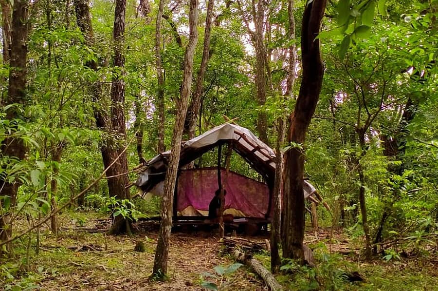 ಶಿರಸಿ ತಾಲ್ಲೂಕಿನ ಜಡ್ಡಿಗದ್ದೆಯಲ್ಲಿ ಆನ್‍ಲೈನ್ ತರಗತಿಗಾಗಿ ಬೆಟ್ಟದ ಮೇಲೆ ಗುಡಿಸಲೊಂದನ್ನು ನಿರ್ಮಿಸಿಕೊಂಡಿರುವುದು