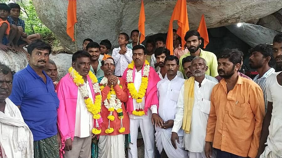 ಯರಗೋಳ ಗ್ರಾಮದ ಸಿದ್ದನಕಲ್ಲು ಪ್ರದೇಶದ ಗುಹೆ ಎದುರು ಬಸವರಾಜ ಗುಳೇದ ಅವರಿಗೆ ಕೋಲಿ ಸಮಾಜದಿಂದ ಸನ್ಮಾನಿಸಲಾಯಿತು