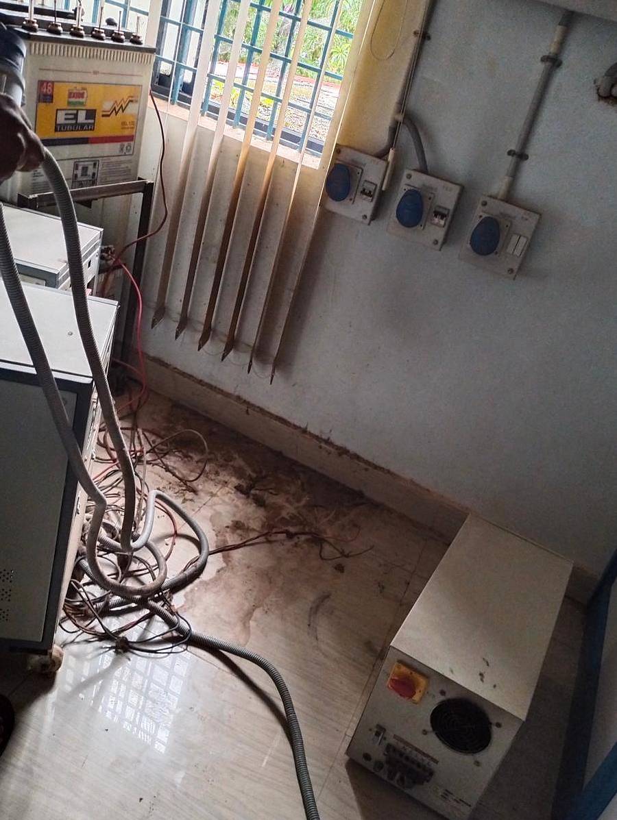 ಅಂಕೋಲಾದ ಸುಂದರ ನಾರಾಯಣ ರಸ್ತೆಯ ಕೆನರಾ ಬ್ಯಾಂಕ್ ಶಾಖೆಯಲ್ಲಿ ಮಂಗಳವಾರ ಮಧ್ಯಾಹ್ನ ಆಕಸ್ಮಿಕ ಬೆಂಕಿ ಕಾಣಿಸಿಕೊಂಡು ಯು.ಪಿ.ಎಸ್ ಚಾರ್ಜರ್ ಸುಟ್ಟುಹೋಗಿದೆ