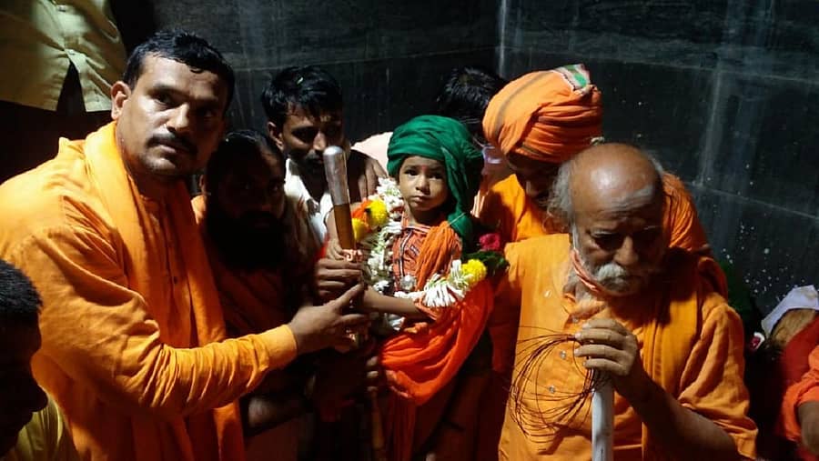 ಕಲಬುರ್ಗಿ ಜಿಲ್ಲೆ ಕಾಳಗಿಯ ಸಂಸ್ಥಾನ ಹಿರೇಮಠದ ಉತ್ತರಾಧಿಕಾರಿಯಾಗಿ ಐದು ವರ್ಷದ ಬಾಲಕ ನೀಲಕಂಠ ಹಿರೇಮಠ ಅವರನ್ನು ವಿವಿಧ ಮಠಗಳ ಸ್ವಾಮೀಜಿಗಳು ನೇಮಿಸಿದರು