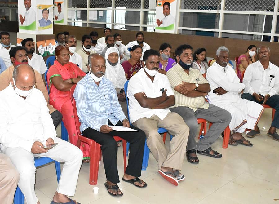 ಹೊಸಪೇಟೆಯಲ್ಲಿ ಮಂಗಳವಾರ ನಡೆದ ಪಕ್ಷದ ಸಭೆಯಲ್ಲಿ ಕಾಂಗ್ರೆಸ್ ಮುಖಂಡರು ಪಾಲ್ಗೊಂಡಿದ್ದರು