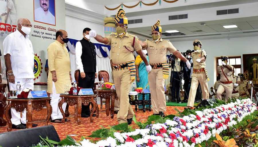 ಮುಖ್ಯಮಂತ್ರಿಯವರ ಪದಕಕ್ಕೆ ಭಾಜನರಾದ ಅಧಿಕಾರಿಗಳು ಮತ್ತು ಸಿಬ್ಬಂದಿ ವಿಧಾನಸೌಧದ ಬ್ಯಾಂಕ್ವೆಟ್‌ ಹಾಲ್‌ನ ವೇದಿಕೆ ಏರಿ ಸಾಲಾಗಿ ಬಂದ ದೃಶ್ಯ. ಮುಖ್ಯಮಂತ್ರಿ ಬಿ.ಎಸ್‌. ಯಡಿಯೂರಪ್ಪ, ಗೃಹ ಸಚಿವ ಬಸವರಾಜ ಬೊಮ್ಮಾಯಿ, ಗೃಹ ಇಲಾಖೆ ಹೆಚ್ಚುವರಿ ಮುಖ್ಯ ಕಾರ್ಯದರ್ಶಿ ಡಾ. ರಜನೀಶ್ ಗೋಯಲ್‌ ಇದ್ದಾರೆ– ಪ್ರಜಾವಾಣಿ ಚಿತ್ರ