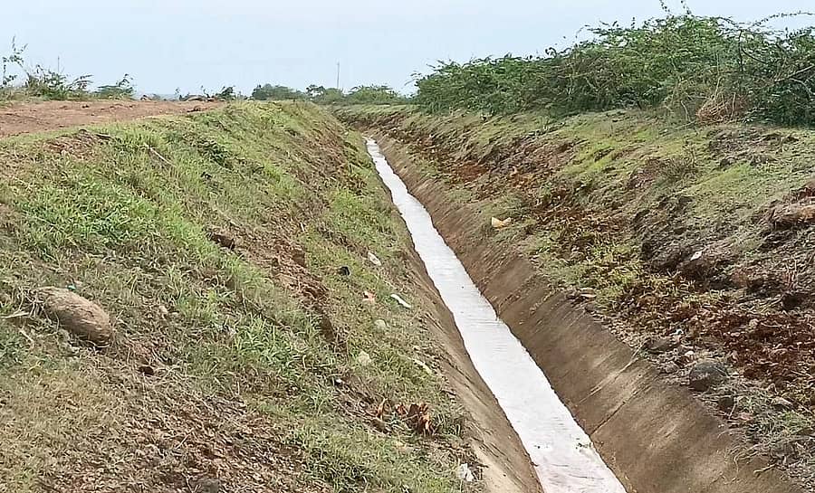 ಉಪ ಕಾಲುವೆಯಲ್ಲಿ ನೀರು ಹರಿಯುತ್ತಿದೆ