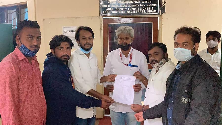 ಬೀದರ್ನಲ್ಲಿ ಭಾರತ ವಿದ್ಯಾರ್ಥಿ ಫೆಡರೇಷನ್ ಪದಾಧಿಕಾರಿಗಳು ಪದವಿ ವ್ಯಾಸಂಗ ಅವಧಿ ಹೆಚ್ಚಳ ನಿರ್ಧಾರ ಕೈಬಿಡಬೇಕು ಎಂದು ಒತ್ತಾಯಿಸಿ ಉನ್ನತ ಶಿಕ್ಷಣ ಸಚಿವರಿಗೆ ಬರೆದ ಮನವಿಪತ್ರವನ್ನು ಜಿಲ್ಲಾಧಿಕಾರಿ ಕಚೇರಿ ಅಧಿಕಾರಿಗೆ ಸಲ್ಲಿಸಿದರು