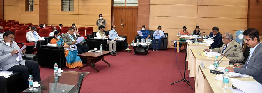 ಮೈಸೂರು ವಿಶ್ವವಿದ್ಯಾನಿಲಯದ ವಿಜ್ಞಾನ ಭವನದಲ್ಲಿ ಮಂಗಳವಾರ ಶಿಕ್ಷಣ ಮಂಡಳಿಯ ಮೊದಲನೇ ಸಾಮಾನ್ಯ ಸಭೆ ಕುಲಪತಿ ಪ್ರೊ.ಜಿ.ಹೇಮಂತ್ಕುಮಾರ್ ಅಧ್ಯಕ್ಷತೆಯಲ್ಲಿ ನಡೆಯಿತು