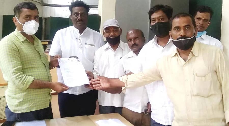 ಕರ್ನಾಟಕ ರಾಜ್ಯ ಆರ್ಯ ಈಡಿಗ ಸಮಾಜ ಅಭಿವೃದ್ಧಿ ನಿಗಮ ಸ್ಥಾಪನೆಗೆ ಆಗ್ರಹಿಸಿ ಮುಖ್ಯಮಂತ್ರಿ ಬಿ.ಎಸ್. ಯಡಿಯೂರಪ್ಪ ಅವರಿಗೆ ಬರೆದ ಮನವಿಪತ್ರವನ್ನು ಆರ್ಯ ಈಡಿಗ ಸಂಘದ ಪದಾಧಿಕಾರಿಗಳು ಬೀದರ್‌ನಲ್ಲಿ ಮಂಗಳವಾರ ಜಿಲ್ಲಾಧಿಕಾರಿ ಕಚೇರಿ ಅಧಿಕಾರಿಗೆ ಸಲ್ಲಿಸಿದರು