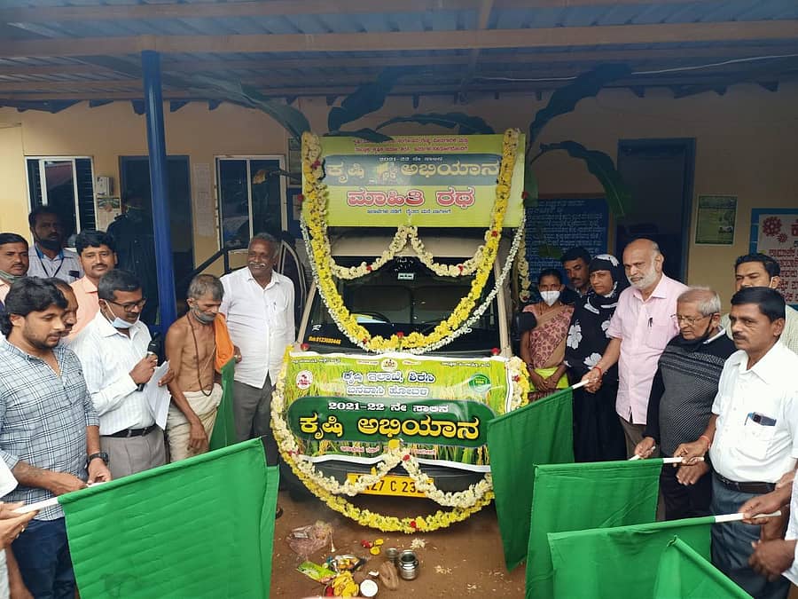 ಶಿರಸಿ ತಾಲ್ಲೂಕಿನ ಉಂಚಳ್ಳಿಯಲ್ಲಿ ಕೃಷಿ ಅಭಿಯಾನ ಜಾಗೃತಿ ರಥಕ್ಕೆ ಜಿಲ್ಲಾ ಉಸ್ತುವಾರಿ ಸಚಿವ ಶಿವರಾಮ ಹೆಬ್ಬಾರ ಚಾಲನೆ ನೀಡಿದರು.