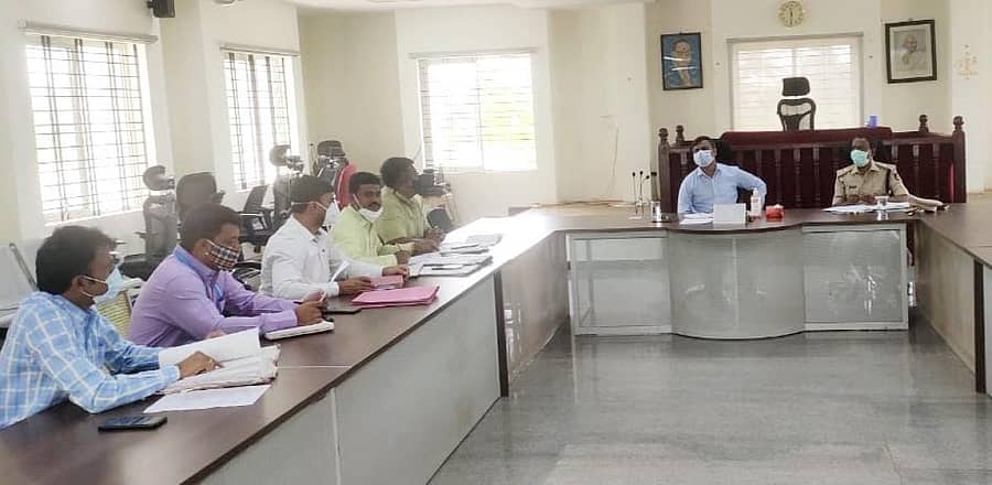 ಜಿಲ್ಲಾಧಿಕಾರಿ ಆರ್.ಸೆಲ್ವಮಣಿ ಬಕ್ರೀದ್ ಹಬ್ಬದ ಹಿನ್ನೆಲೆಯಲ್ಲಿ ಕೋಲಾರದಲ್ಲಿ ಮಂಗಳವಾರ ಪಶುಪಾಲನಾ ಮತ್ತು ಪಶು ವೈದ್ಯ ಸೇವಾ ಇಲಾಖೆ ಅಧಿಕಾರಿಗಳು, ಜಿಲ್ಲಾ ಪ್ರಾಣಿ ದಯಾ ಸಂಘದ ಸದಸ್ಯರ ಜತೆ ಸಭೆ ನಡೆಸಿದರು