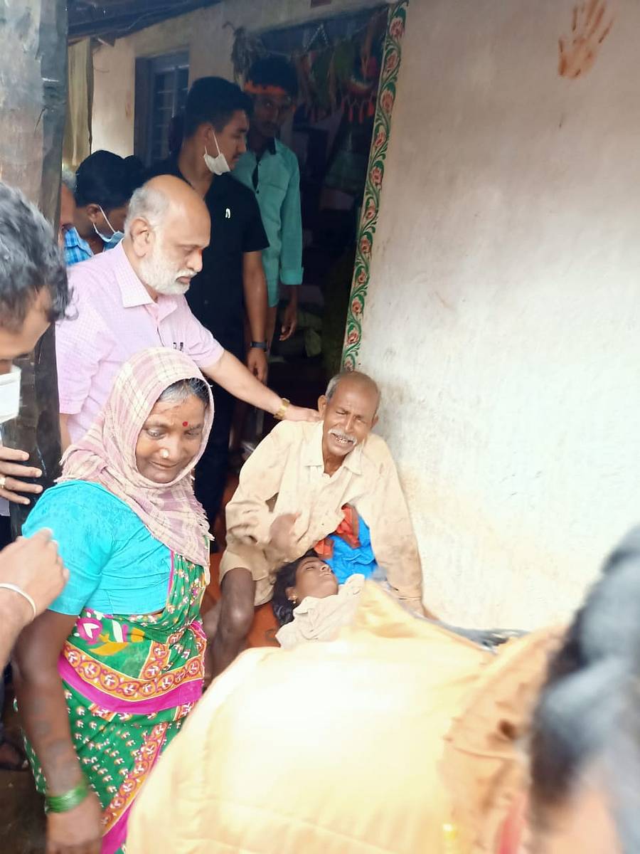 ಘಟನಾ ಸ್ಥಳಕ್ಕೆ ಕಾರ್ಮಿಕ ಸಚಿವ ಶಿವರಾಮ ಹೆಬ್ಬಾರ ಭೇಟಿ ನೀಡಿ ಕುಟುಂಬಸ್ಥರಿಗೆ ಸಾಂತ್ವನ ಹೇಳಿದರು.