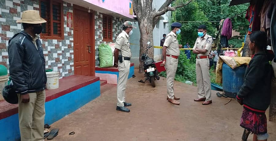 ಚಿತ್ರದುರ್ಗ ತಾಲ್ಲೂಕಿನ ಭರಮಸಾಗರ ಸಮೀಪದ ಇಸಾಮುದ್ರ ಗ್ರಾಮದ ಲಂಬಾಣಿಹಟ್ಟಿಯಲ್ಲಿ ವಿಷಾಹಾರ ಸೇವನೆಯಿಂದ ಮೃತಪಟ್ಟವರ ಮನೆ ಮುಂದೆ ಮಂಗಳವಾರ ಪರಿಶೀಲನೆ ನಡೆಸುತ್ತಿರುವ ಹೆಚ್ಚುವರಿ ಜಿಲ್ಲಾ ಪೊಲೀಸ್ ವರಿಷ್ಠಾಧಿಕಾರಿ ಮಹಾನಿಂಗ ನಂದಗಾವಿ (ಎಡಚಿತ್ರ). ಲಂಬಾಣಿಹಟ್ಟಿಯಲ್ಲಿ ಮಡುಗಟ್ಟಿದ ಶೋಕ