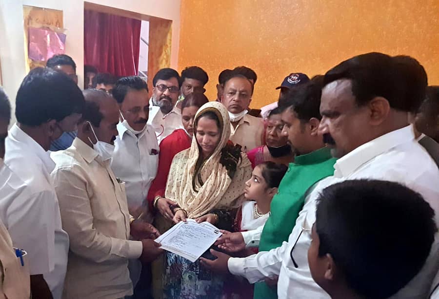 ಹರಿಹರದ ಬೆಂಕಿನಗರದಲ್ಲಿ ಶಾಸಕ ಎಸ್‍. ರಾಮಪ್ಪ ಪರಿಹಾರದ ಚೆಕ್‍ ವಿತರಿಸಿದರು.