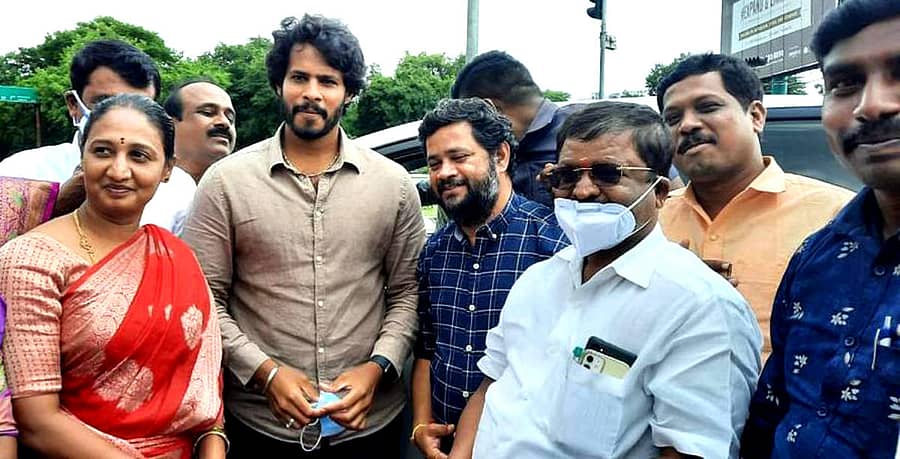 ದೇವನಹಳ್ಳಿಯಲ್ಲಿ ಜೆಡಿಎಸ್ ರಾಜ್ಯ ಯುವ ಘಟಕದ ಅಧ್ಯಕ್ಷ ನಿಖಿಲ್ ಕುಮಾರಸ್ವಾಮಿ ಅವರನ್ನು ಶಾಸಕ ನಿಸರ್ಗ ನಾರಾಯಣಸ್ವಾಮಿ ಅವರು ಅಭಿನಂದಿಸಿದರು