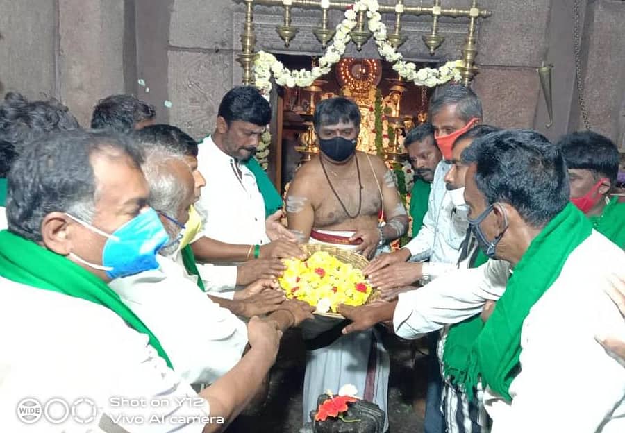 ಮಾಗಡಿ ಭಾರ್ಗಾವತಿ ಕೆರೆ ಉಳಿಸಲು ಹೋರಾಟ ಆರಂಭಿಸುವ ಮುನ್ನ ತಾಲ್ಲೂಕು ರೈತ ಸಂಘ ಹಾಗೂ ಹಸಿರು ಸೇನೆಯ ಅಧ್ಯಕ್ಷ ಹೊಸಪಾಳ್ಯ ಲೋಕೇಶ್ ನೇತೃತ್ವದಲ್ಲಿ ಸೋಮೇಶ್ವರಸ್ವಾಮಿಗೆ ಪೂಜೆ ಸಲ್ಲಿಸಲಾಯಿತು