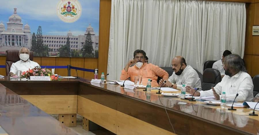 ಭಾಲ್ಕಿಯ ಶಾಸಕ ಈಶ್ವರ ಖಂಡ್ರೆ ಅವರು ಬೆಂಗಳೂರಿನಲ್ಲಿ ಮುಖ್ಯಮಂತ್ರಿ ಬಿ.ಎಸ್.ಯಡಿಯೂರಪ್ಪ ಅವರ ಅಧ್ಯಕ್ಷತೆಯಲ್ಲಿ ನಡೆದ ಸಭೆಯಲ್ಲಿ ಮಾತನಾಡಿದರು