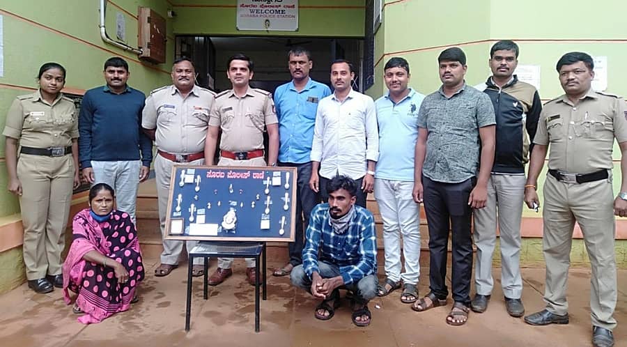 ಸೊರಬದಲ್ಲಿ ಚಿನ್ನಾಭರಣ ಕಳವು ಪ್ರಕರಣದಲ್ಲಿ ಭಾಗಿಯಾಗಿಯಾಗಿದ್ದ ಆರೋಪಿಗಳನ್ನು ಸೊರಬ ಪೊಲೀಸರು ಬಂಧಿಸಿದ್ದಾರೆ