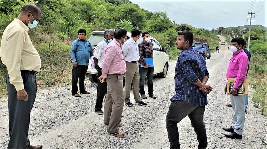 ಕಬ್ಬಾಳು ಗುರುವಿನಪುರ ರಸ್ತೆಯಲ್ಲಿ ಕಾಮಗಾರಿಯನ್ನು ಸ್ಥಗಿತಗೊಳಿಸಿರುವ ಬಗ್ಗೆ ಅಧಿಕಾರಿಗಳು ಪರಿಶೀಲನೆ ನಡೆಸಿದರು