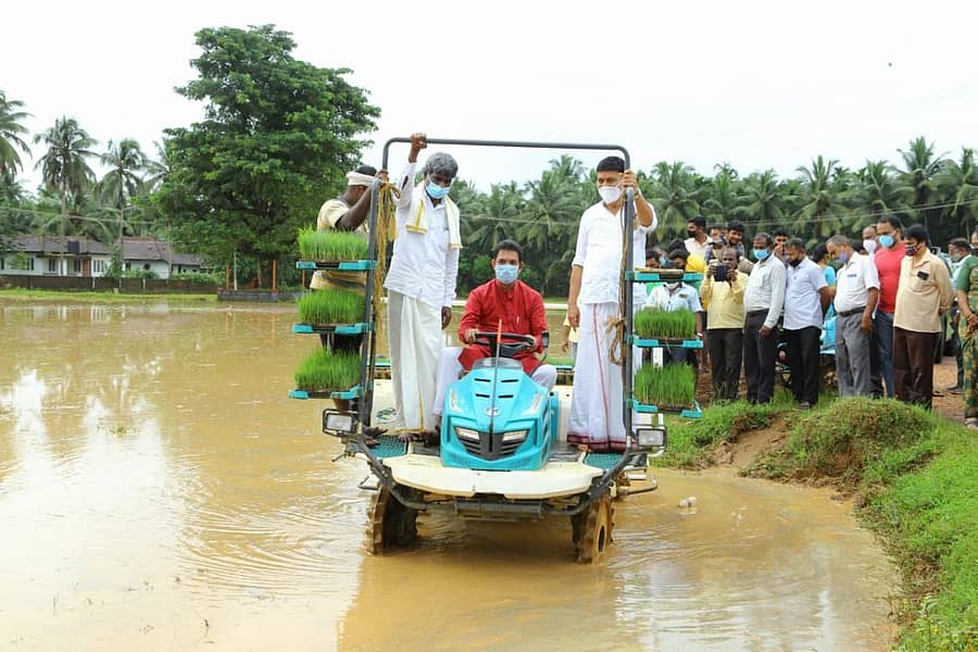 ಪೊಳಲಿ ರಾಜರಾಜೇಶ್ವರಿ ದೇವಸ್ಥಾನದ ಗದ್ದೆಯಲ್ಲಿ ಭತ್ತ ನಾಟಿ ಪ್ರಾತ್ಯಕ್ಷಿಕೆಗೆ ಜಿಲ್ಲಾ ಉಸ್ತುವಾರಿ ಸಚಿವ ಕೋಟ ಶ್ರೀನಿವಾಸ ಪೂಜಾರಿ ಮತ್ತು ಸಂಸದ ನಳಿನ್ ಕುಮಾರ್ ಕಟೀಲ್ ಮಂಗಳವಾರ ಚಾಲನೆ ನೀಡಿದರು. ಶಾಸಕ ರಾಜೇಶ್ ನಾಯ್ಕ್ ಇದ್ದಾರೆ