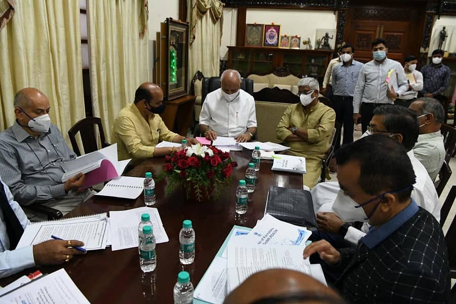 ರಾಜ್ಯಕ್ಕೆ ಭೇಟಿ ನೀಡಿದ್ದ ಕೇಂದ್ರ ಜಲಶಕ್ತಿ ಸಚಿವ ಗಜೇಂದ್ರ ಸಿಂಗ್ ಶೆಖಾವತ್ ಜತೆ ಮುಖ್ಯಮಂತ್ರಿ ಯಡಿಯೂರಪ್ಪ ಸಭೆ ನಡೆಸಿದರು. ಸಭೆಯಲ್ಲಿ ಕಾನೂನು ಸಚಿವ ಬಸವರಾಜ ಬೊಮ್ಮಾಯಿ, ಮುಖ್ಯಕಾರ್ಯದರ್ಶಿ ಪಿ. ರವಿಕುಮಾರ್ ಪಾಲ್ಗೊಂಡಿದ್ದರು