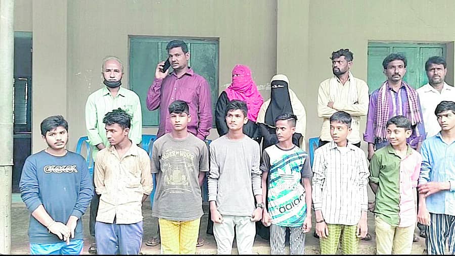 ಪರೀಕ್ಷೆಯಿಂದ ವಂಚಿತರಾದ ಹಾವೇರಿ ಜಿಲ್ಲೆಯ ಚಿಕ್ಕೇರೂರಿನ ಮಹಾತ್ಮಗಾಂಧಿ ಪ್ರೌಢಶಾಲೆಯ ವಿದ್ಯಾರ್ಥಿಗಳು ಹಾಗೂ ಅವರ ಪೋಷಕರು